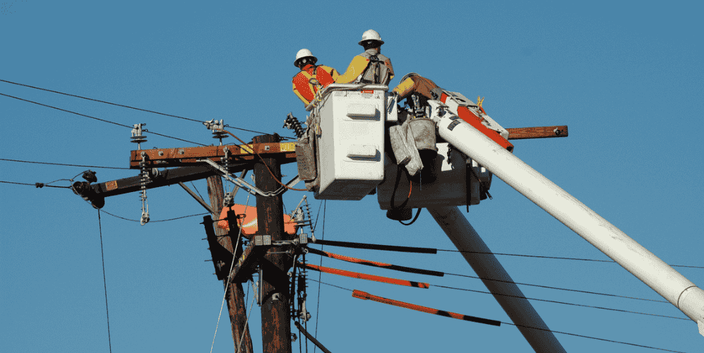 送電線の保守作業を行う電力会社の現場作業員 