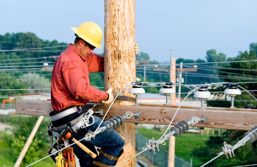 電力線作業員-iStock-121878224_編集済み_ウェブ版