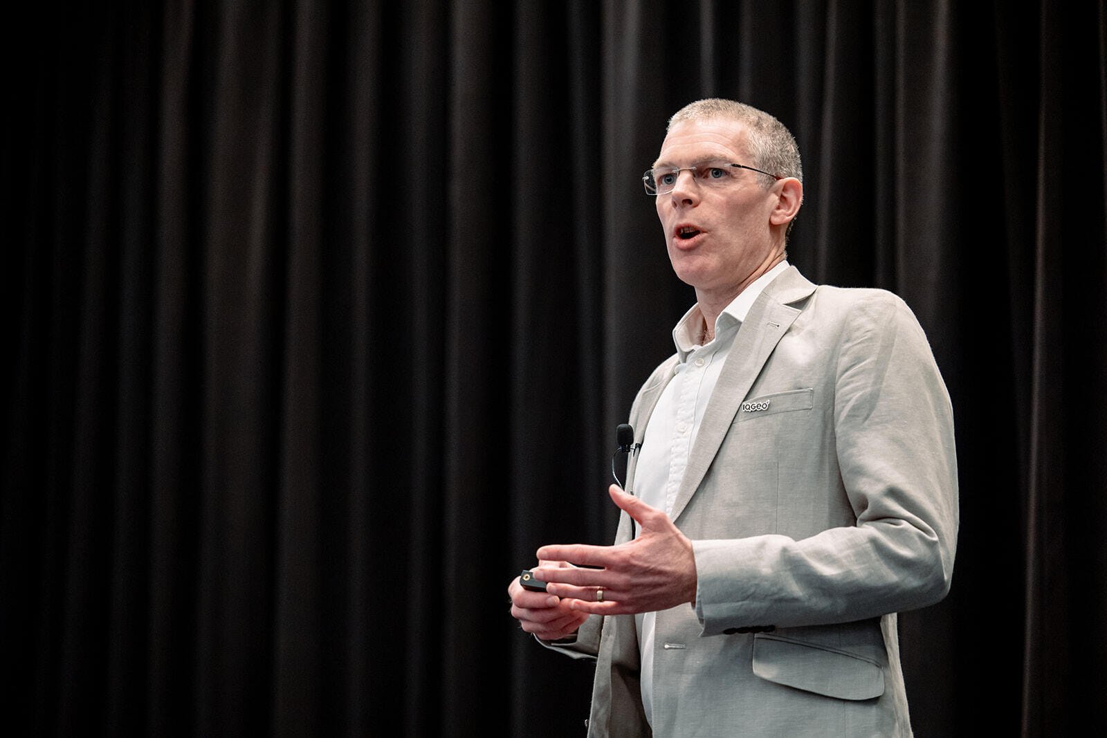 IQGeo Americas Meetup 2024にて、ジェームス・ウィートリーが製品の最新情報を発表した。