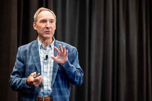 IQGeo Americas Meetup 2024で基調講演を行うゲリー・ボルトン