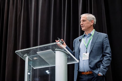 IQGeo Americas Meetup 2024で基調講演を行うジョン・ダゴスティーノ
