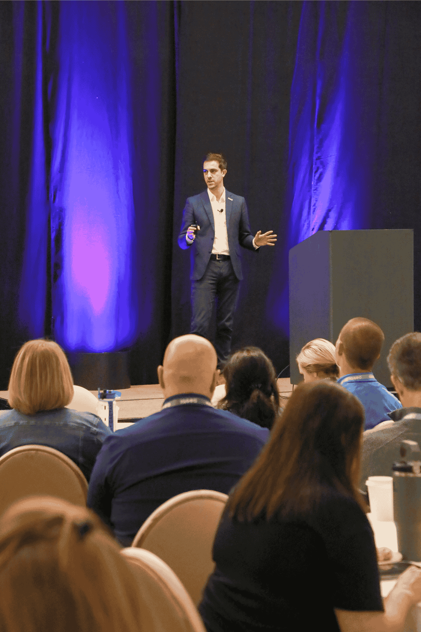 ダラスで開催されたIQGeo Americas Meetup 2025のステージでプレゼンテーションを行うIQGeoのアロイス・ブルーネル。