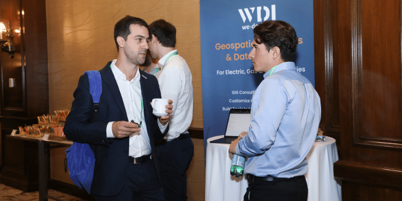 We Do IT パートナーポッド近くのIQGeo Americas Meetup 2025 でネットワーキングする参加者たち