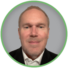 IQGeoプロフィール画像ジョージ・ヒューズ背景グレー_240x240