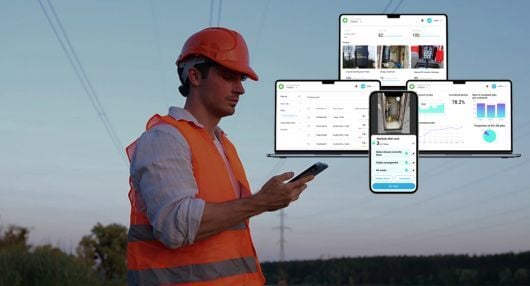 Deepomatic Lens製品のスクリーンショットとタブレットを持つユーティリティの現場作業員
