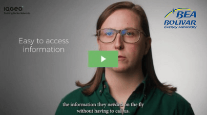 左上にIQGeoのロゴ、右上にボリバル州エネルギー庁（BEA）のロゴを配したプロモーション用グラフィック。背景には緑色の襟付きシャツを着た人物が描かれている。画像上のテキストには「簡単にアクセスできる情報」と「電話せずに必要な情報をその場で入手できる」と記載されている。