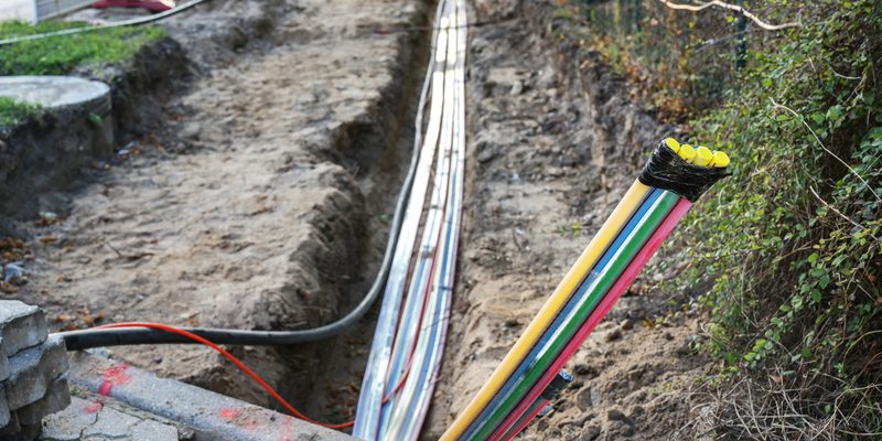 建設工事中に地中に敷設された光ファイバーケーブル 